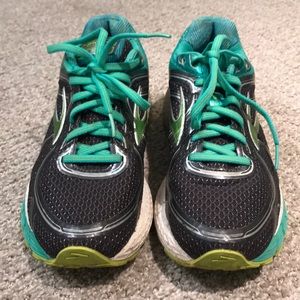 Brooks Adrenaline GTS Almost New Running Shoe (worn 2x)